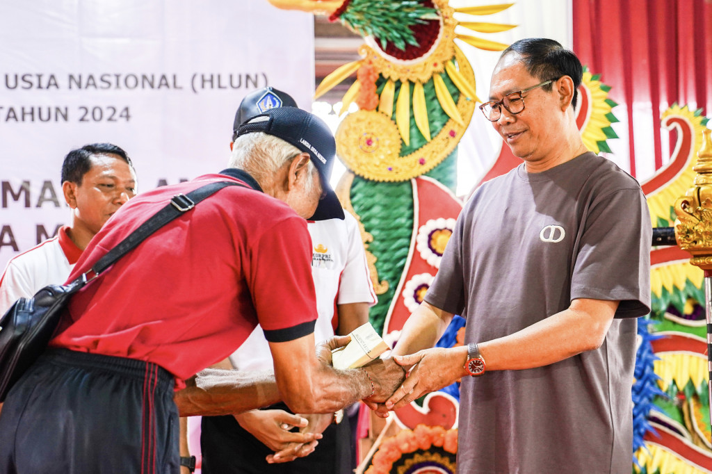 Lomba Mars Lansia Antar Banjar se-Desa Mengwi